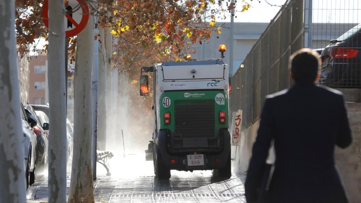 Una máquina del servicio de recogida de residuos en Tarragona.