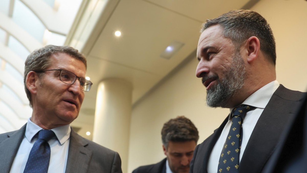 Alberto Núñez Feijóo, presidente del Partido Popular (i) y Santiago Abascal, líder del partido político Vox (d)