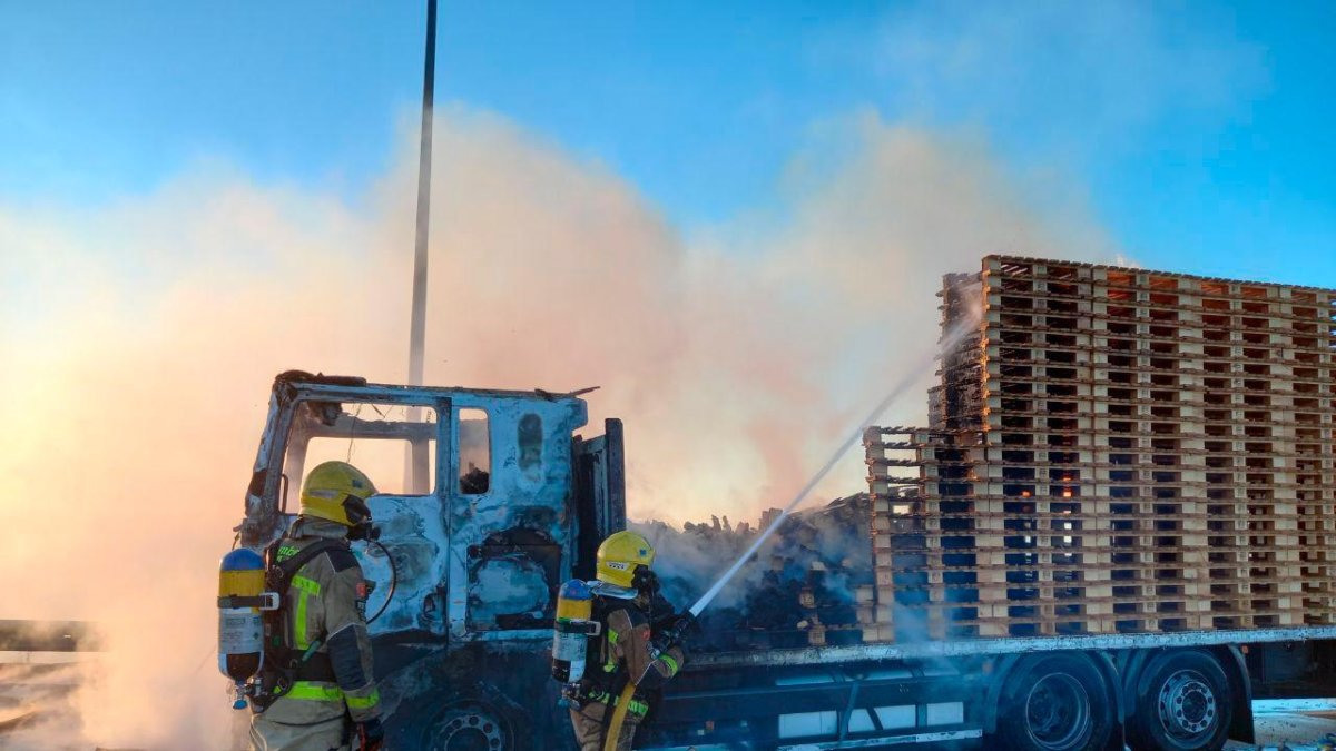 Los bomberos durante la extinción.