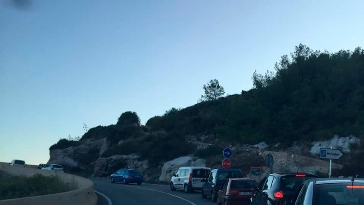 Caravanas en la C-31 en las Costas del Garraf.