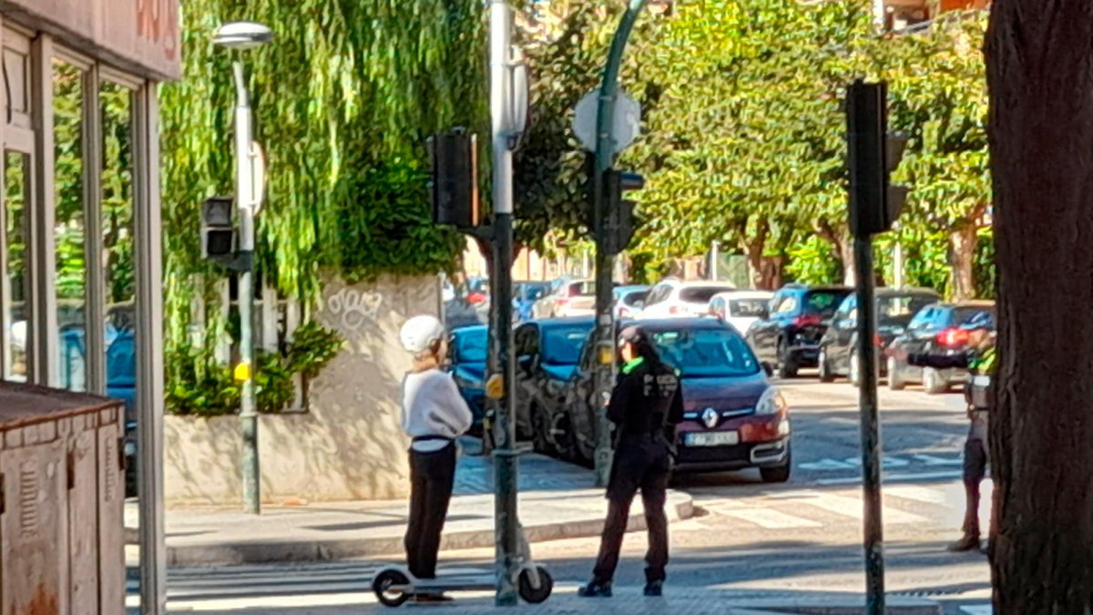 Una agente multa en Salou a una usuaria por el uso incorrecto del patinete eléctrico.