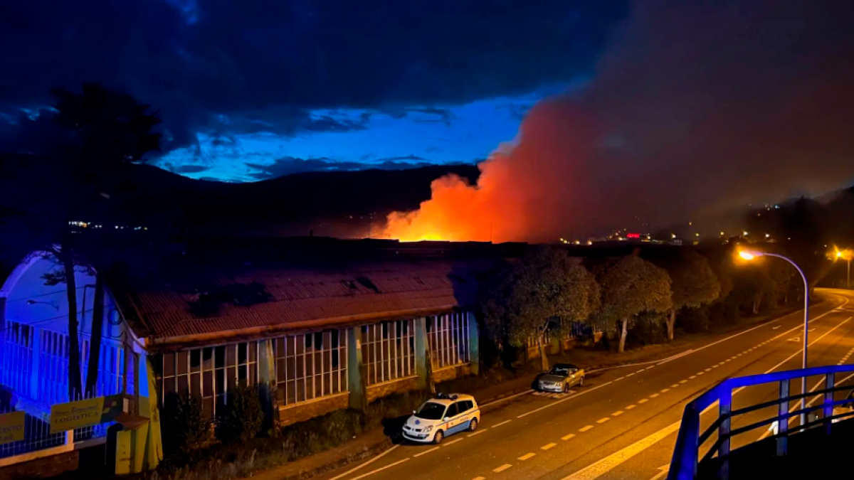 Un incendio en una fábrica en una imagen de archivo.