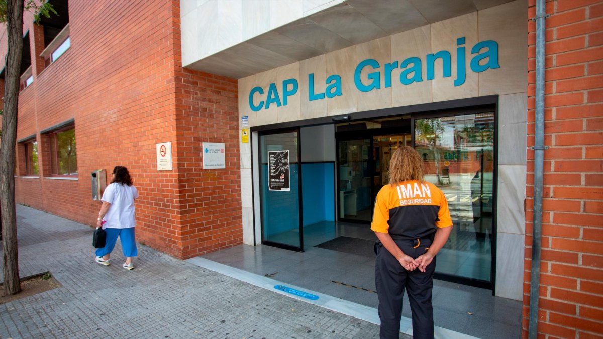 La vigilante de seguridad que actualmente trabaja en el centro.