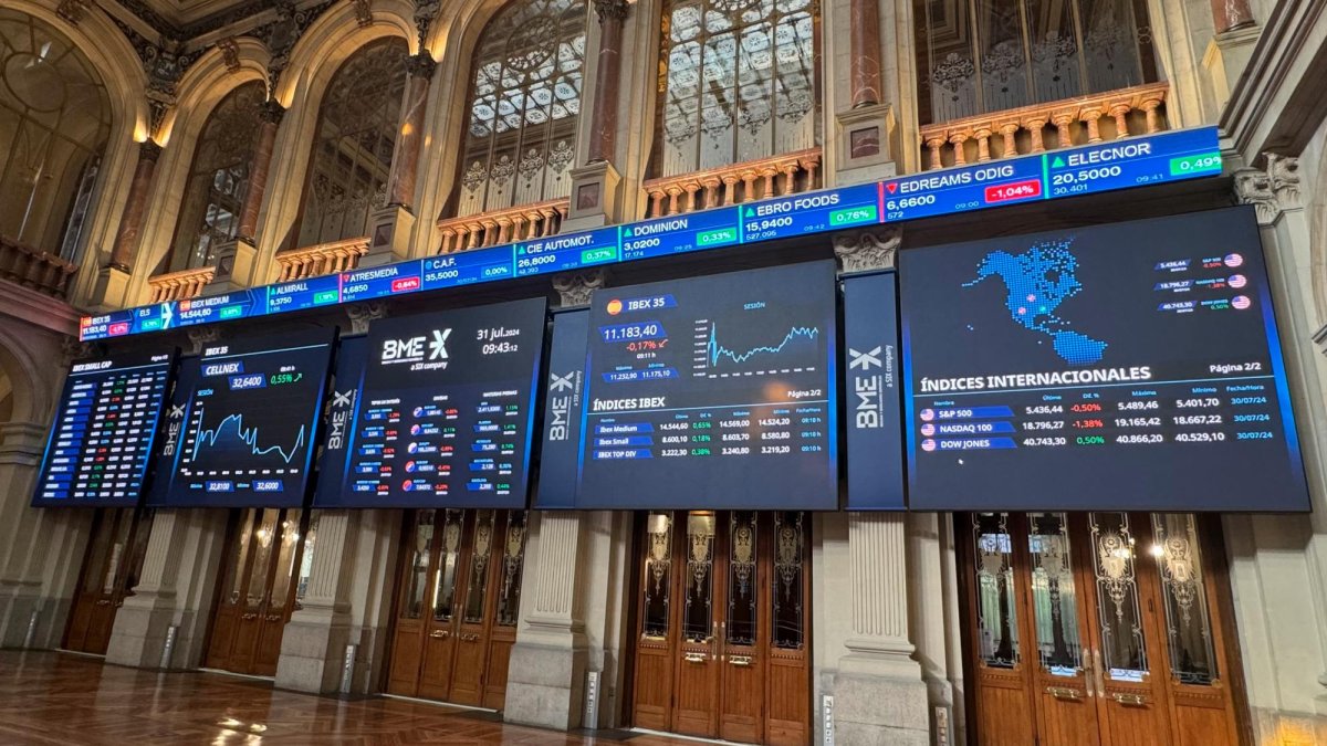 Paneles y monitores muestran la evolución de la Bolsa española, este miércoles en Madrid.