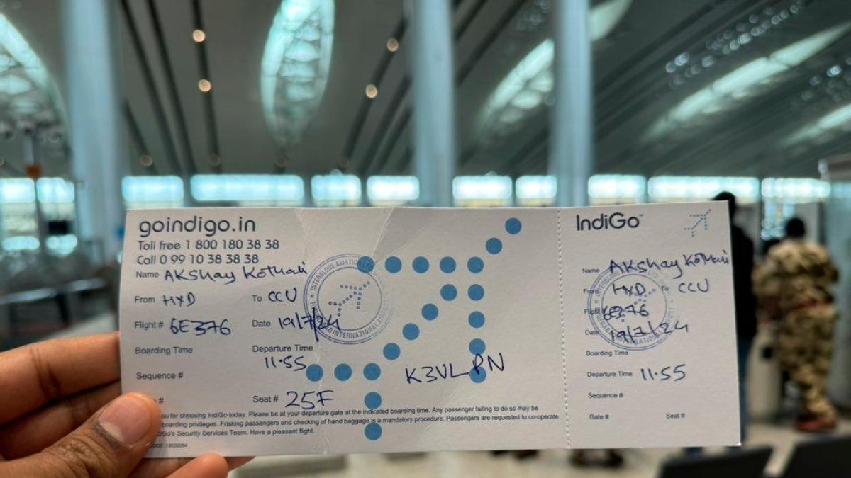 Un billete de avión manual ante la imposibilidad de imprimirlo.