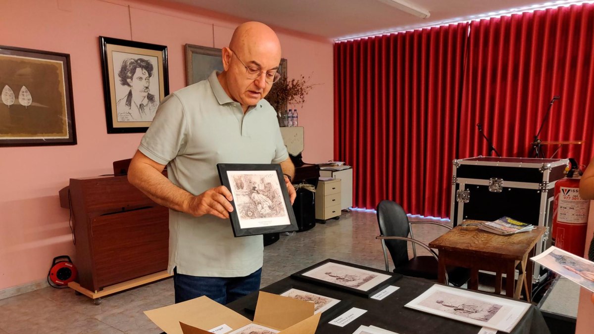 Lluís Llop, presidente de la Associació ARS, con algunos de los obsequios que se quieren entregar a los participantes en la campaña de micromecenazgo.
