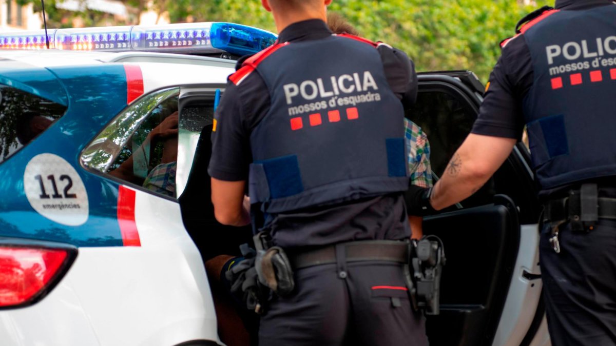 Imagen de archivo de una detención de Mossos.