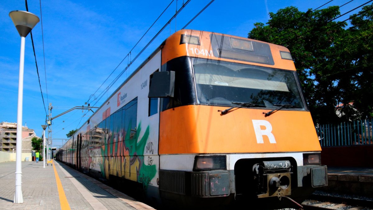 Imagen de un tren de Rodalies en la estación de Cerdanyola del Vallès.