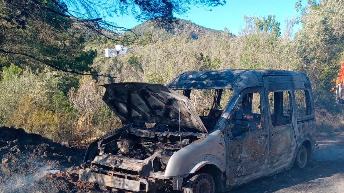 La furgoneta responsable del incendio forestal.