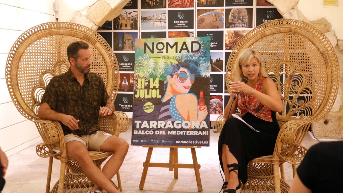 El CEO del Nomad, Daniel Vicente i la consellera Montse Adan, amb el cartell.