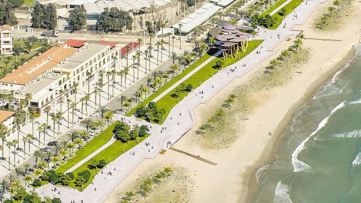 El proyecto del Ministerio para la Transición Ecológica elimina asfalto para ampliar la playa.