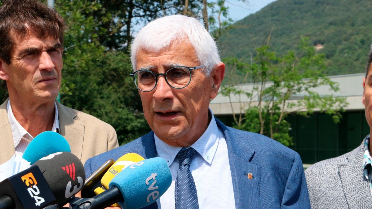 El conseller Balcells, este jueves, atendiendo a los medios en Olot.