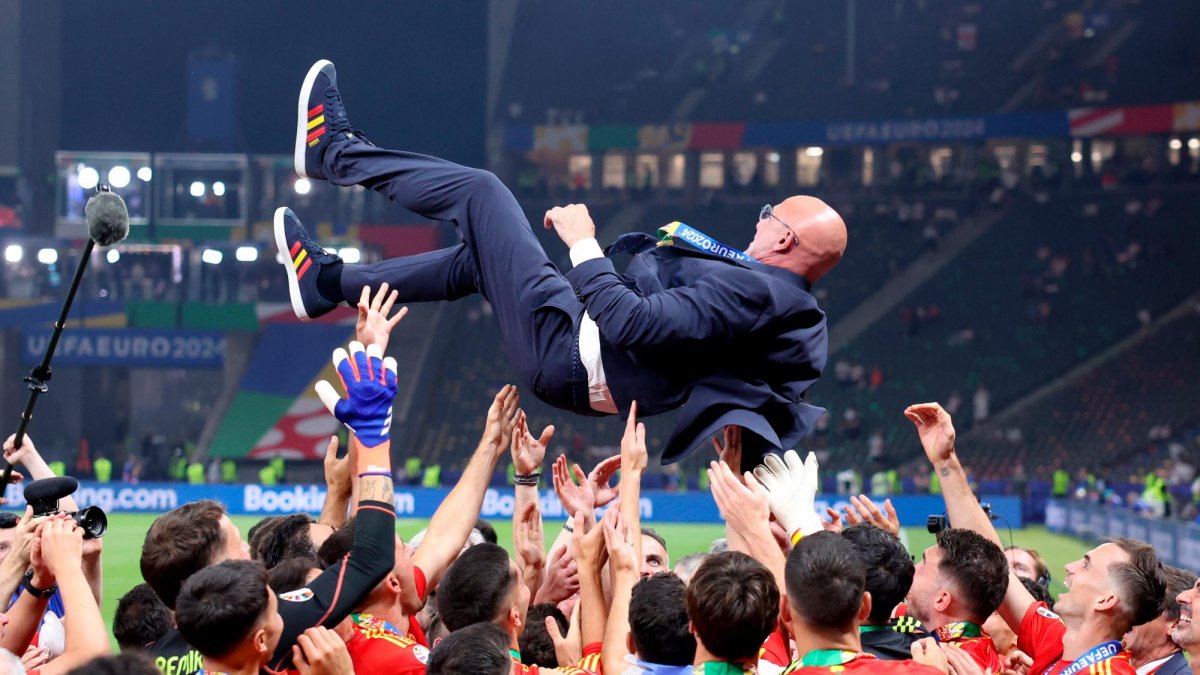 Luis de la Fuente es manteado por sus jugadores tras conquistar la Eurocopa.