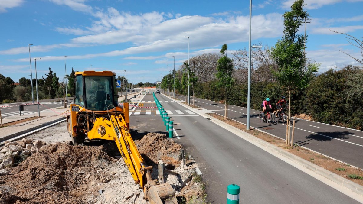 Las máquinas están adecuando estos días el espacio que ocupaban las torres en medio de la nueva avenida.