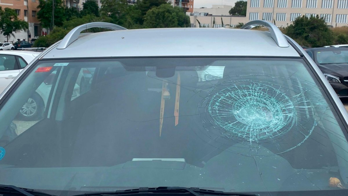 Un coche que acabó apedreado tras los incidentes de antes del partido.