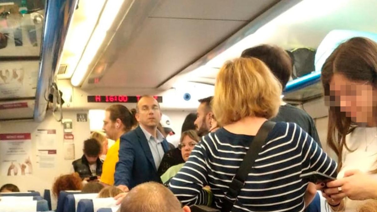 Pasajeros en un tren Barcelona-Tarragona.
