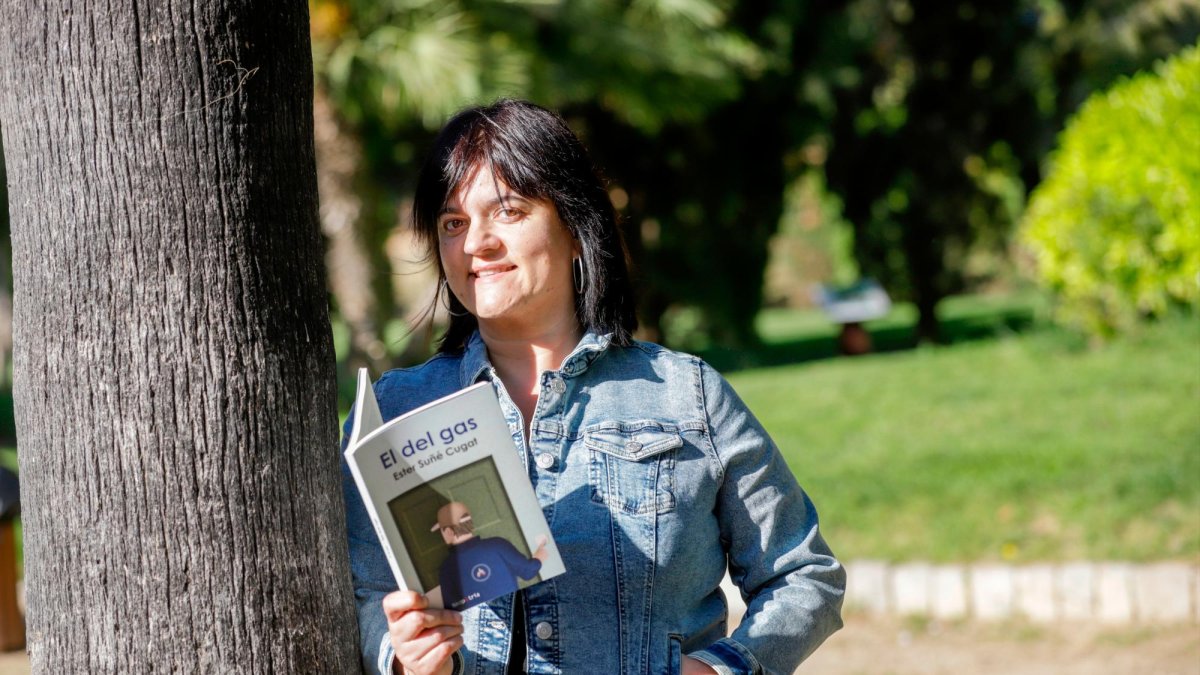 Ester Suñé con su primera novela ‘El del gas’ con la que denuncia diversas situaciones sociales.