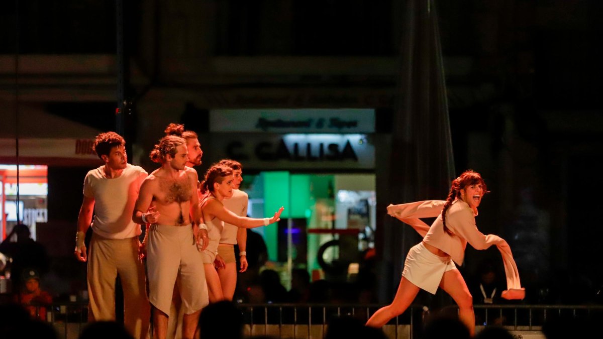 El espectáculo ‘DESproVISTO’, de la compañía UpArte, tuvo lugar en la plaça del Mercadal.