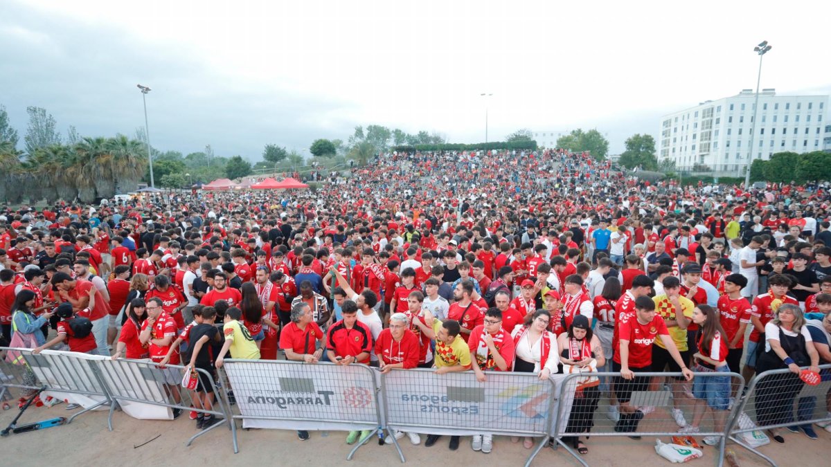 La parroquia nastiquera tiñó de grana nuevamente el Parc Francolí, como ya lo hizo en el partido de ida contra el Ceuta.