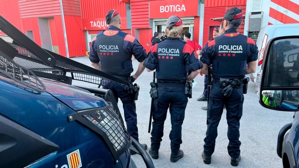 52 agentes de los Mossos d‘Esquadra velaron por la seguridad del Nàstic-Málaga.