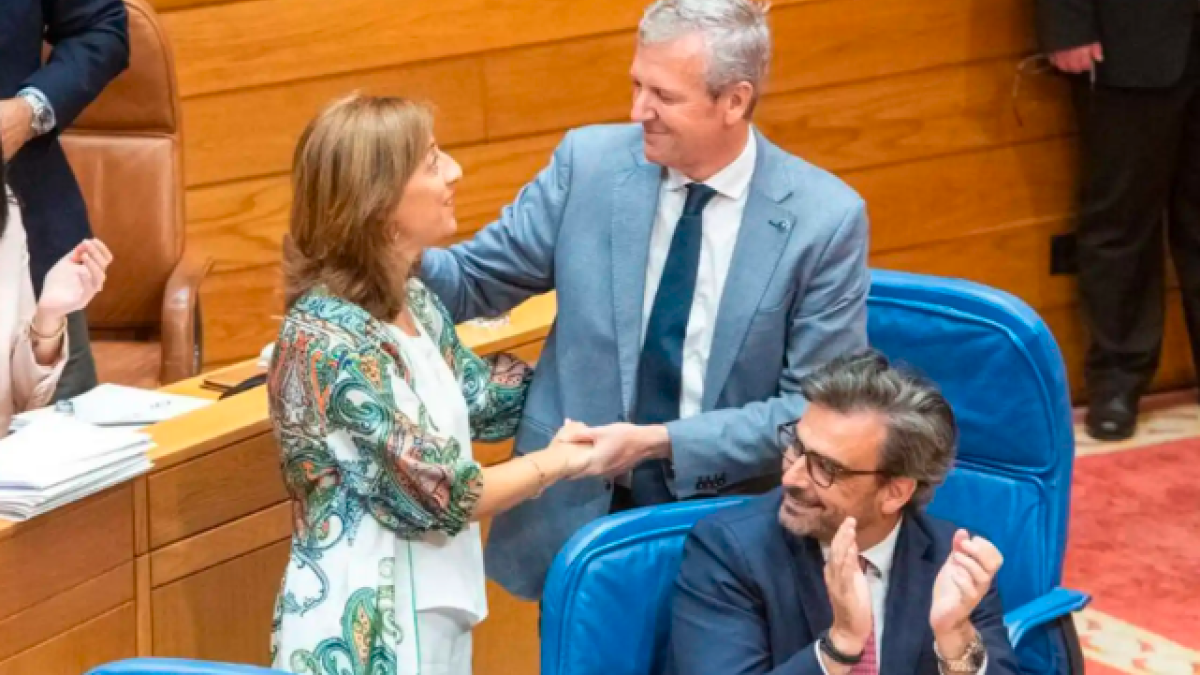 Alfonso Rueda, en el Parlamento gallego tras la aprobación de la ley del litoral el pasado 4 de julio.