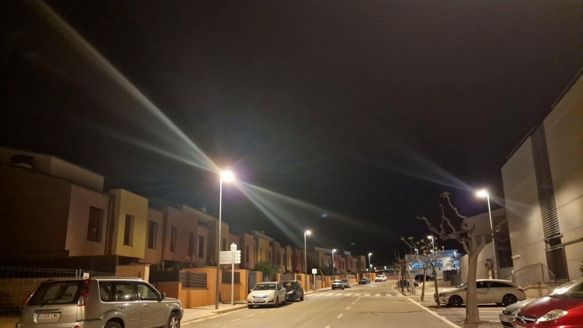 Un dels carrers amb les llums LED que ja hi ha instal·lades.