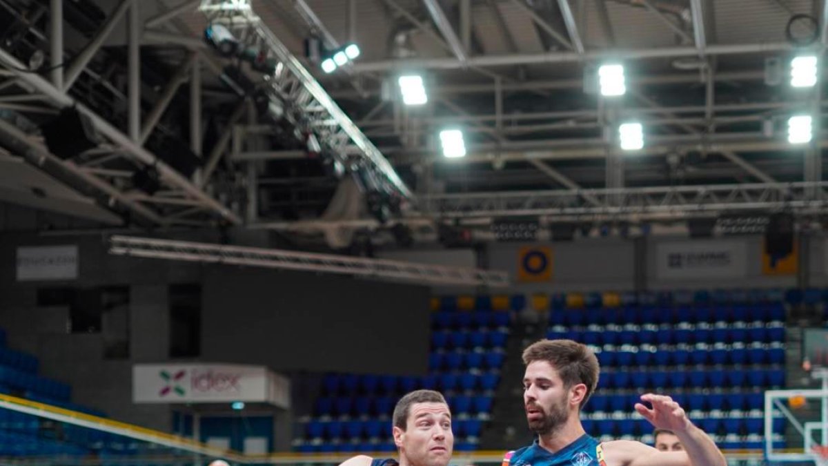 Jaume Zanca defiende a jimmer Fredette, número dos del ranking FIBA mundial del 3x3 y elegido número 10 por los Milwaukee Bucks en 2011, entre las elecciones de Kemba Walker y Klay Thompson.