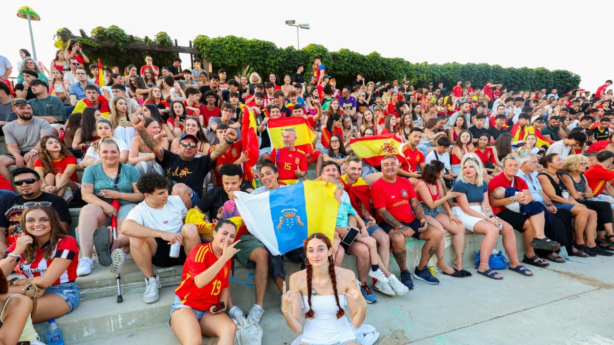 El Parc del Francolí se llenó de aficionados para seguir a la selección española en la final de la Eurocopa.