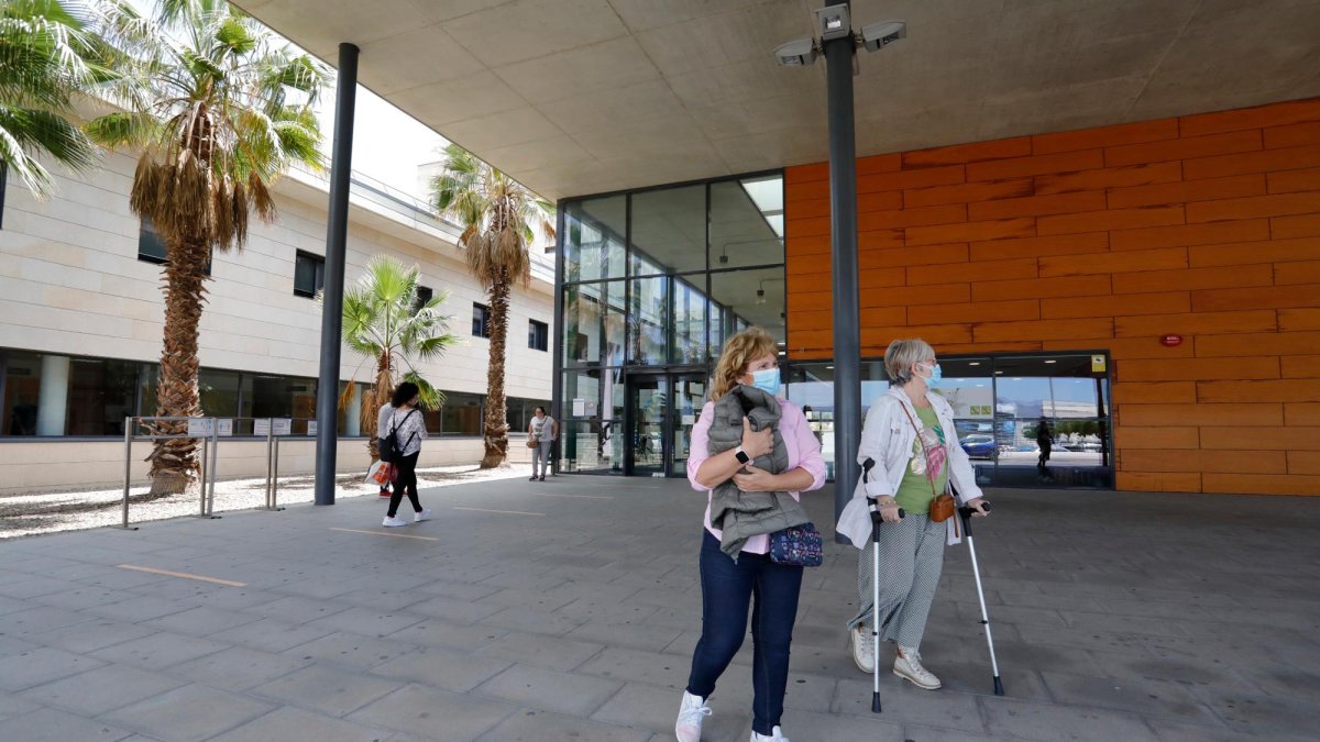 Pacientes y visitantes en el Hospital del Vendrell, en una imagen de archivo.
