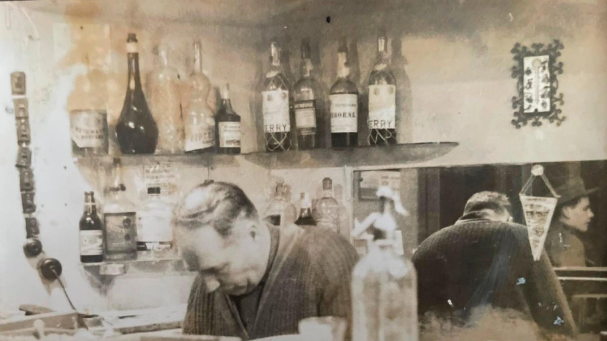 Salvador Boada Calbó, el 1965 a la barra del seu bar.