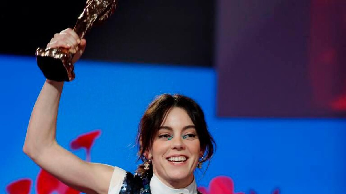 Imagen de Vicky Luengo tras recibir el premio a la Mejor Protagonista Femenina por “Suro”, durante la gala de la XV edición de los Premios Gaudí.