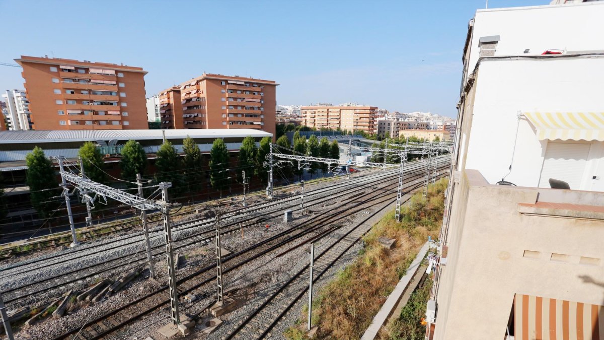 El Ayuntamiento afirma que está en conversaciones con Adif, quien tiene la mayoría de competencias, y con el Port, que ha solicitado cambios en la maniobra del convoy que actúa a de madrugada.