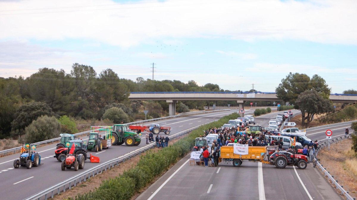 Cortes de carretera en la AP-7 durante una protesta en Tarragona.