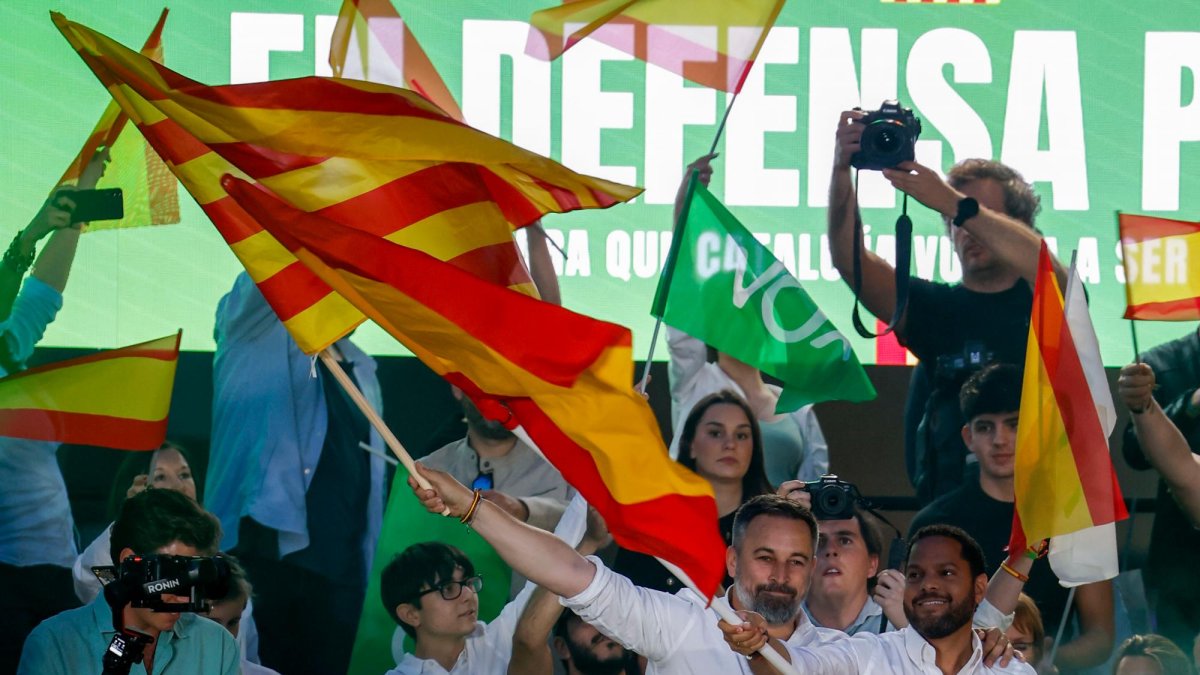 El presidente de Vox, Santiago Abascal, junto al candidato a la Generalitat, Ignacio Garriga.