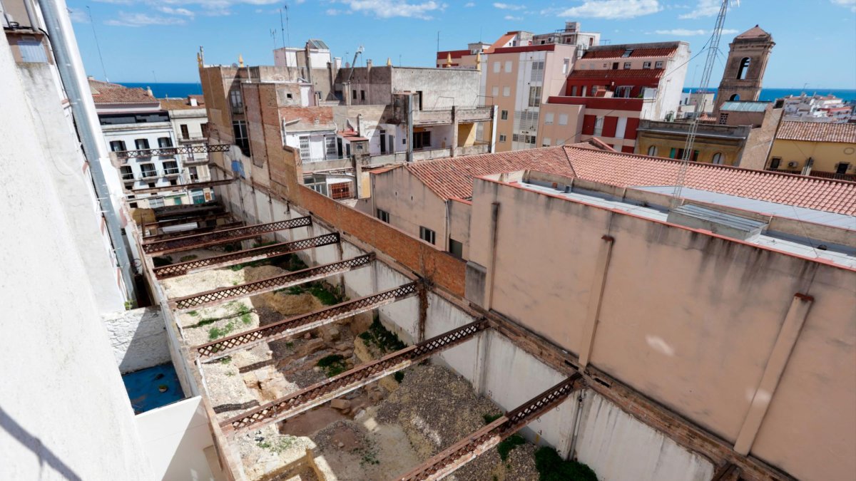 El solar comunica con las calles Unió y Fortuny, junto al edificio de la Biblioteca Pública.