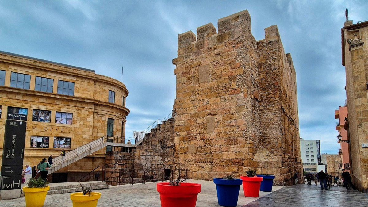 Las macetas aparecieron este jueves.