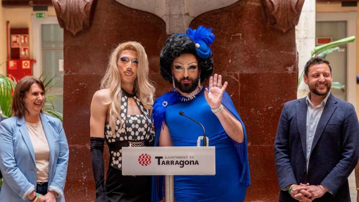 Las drags Zafitro y Lady Savannah junto a Rubén Viñuales y Cecilia Mangini.