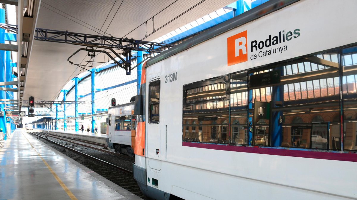 Un tren parado en la estación Lleida-Pirineus.