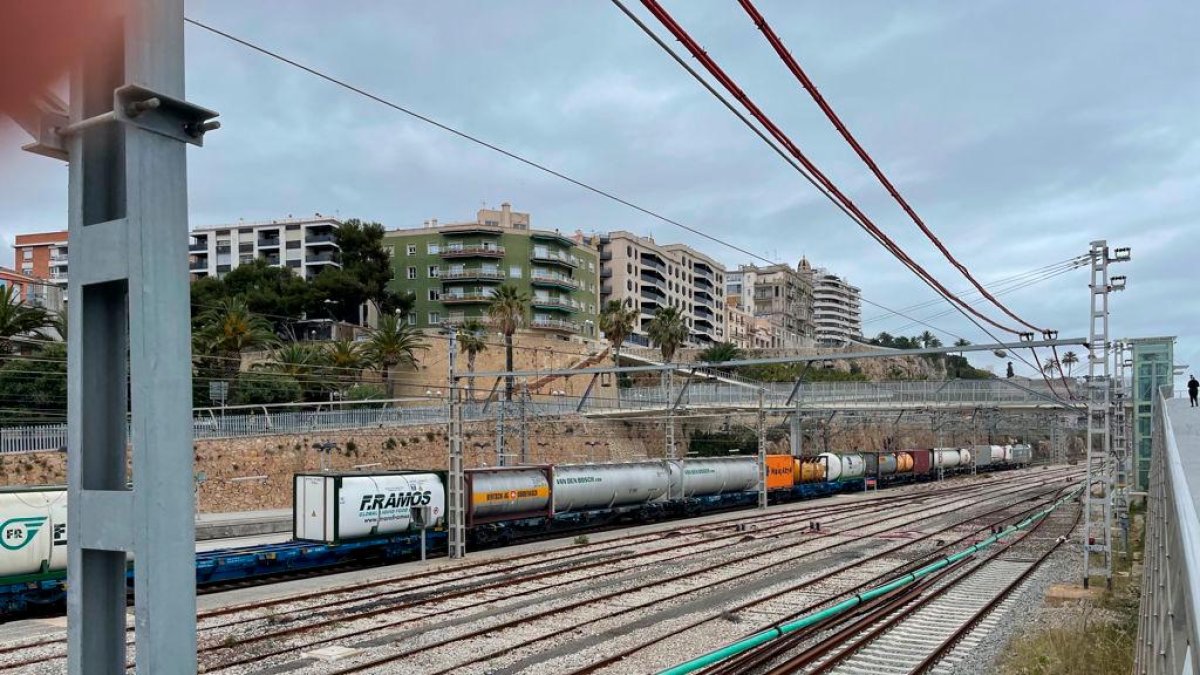 El ‘carbonero’ el tren despertador del Serrallo.