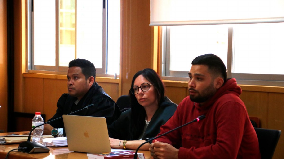 El hombre acusado al inicio del juicio.