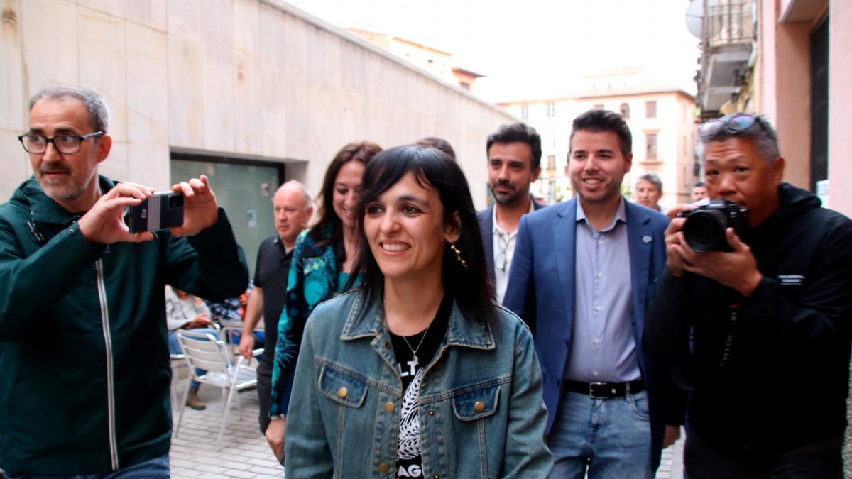Silvia Orriols llegando a la sede de su partido durante el 12M.