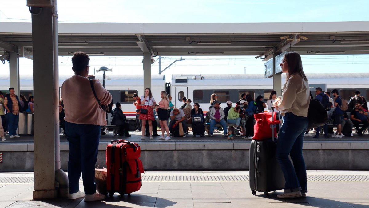 Los usuarios esperando en el andén de la estación de Tarragona.
