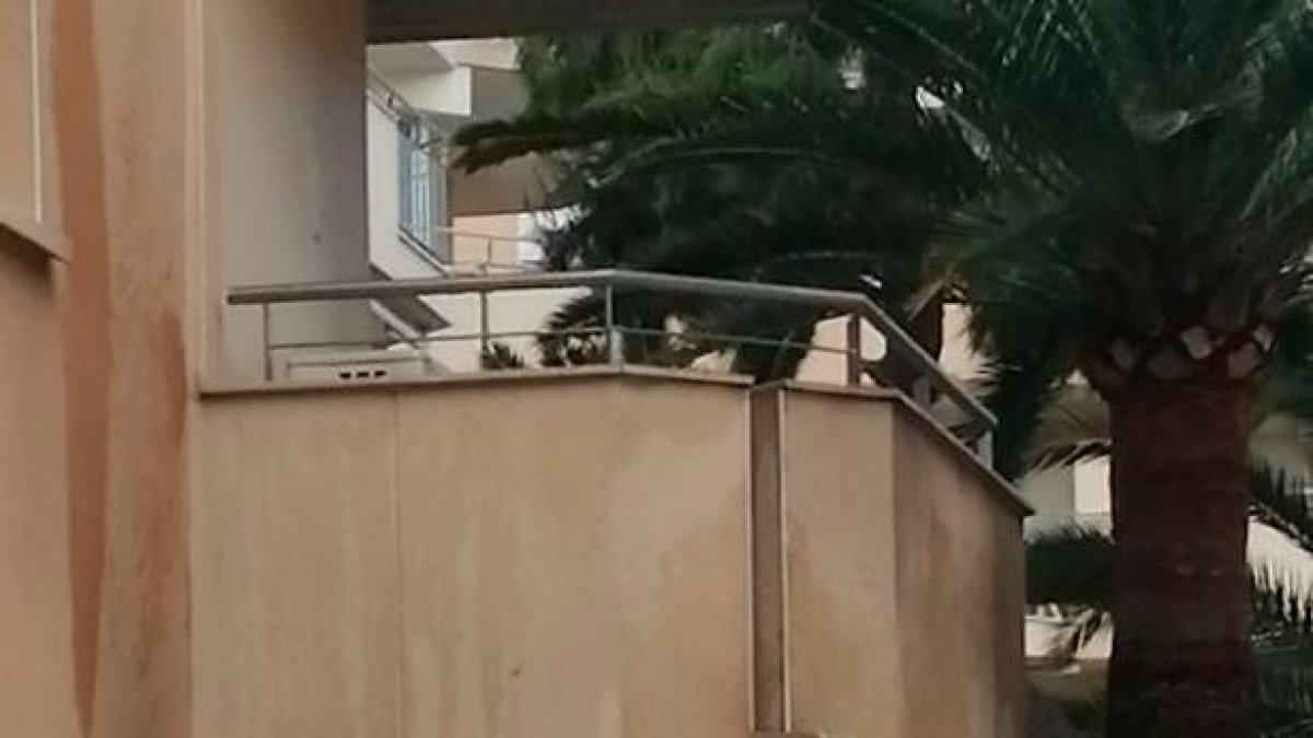 Un vehículo en llamas afecta un piso y una tienda en Salou