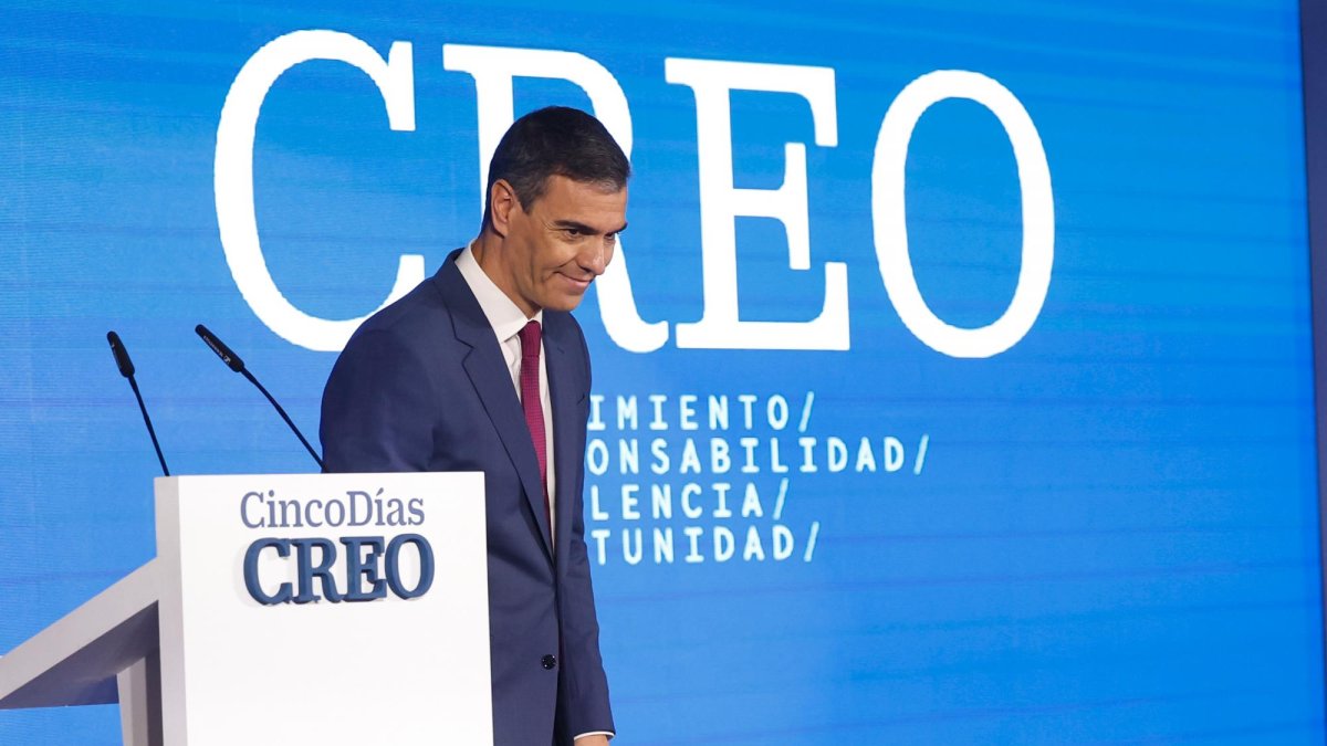 El presidente del Gobierno, Pedro Sánchez tras intervenir en el foro económico CREO 2024 organizado por el diario ‘Cinco Días’ del grupo Prisa, este lunes en Madrid. CREO 2024 es un foro para debatir sobre el futuro económico de España en el que participan varios miembros del Gobierno y directivos empresariales.