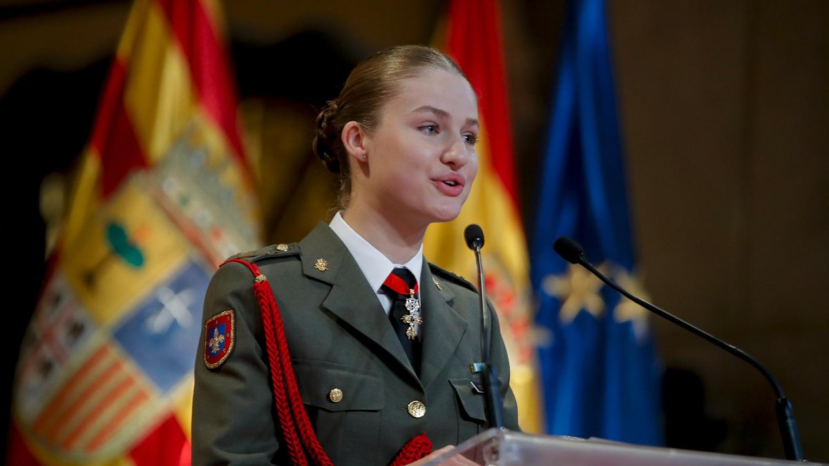 La princesa de Asturias, Leonor de Borbón, pronuncia unas palabras durante uno de los homenajes que recibió por parte de las principales instituciones aragonesas y de Zaragoza, este martes en la capital de Aragón.