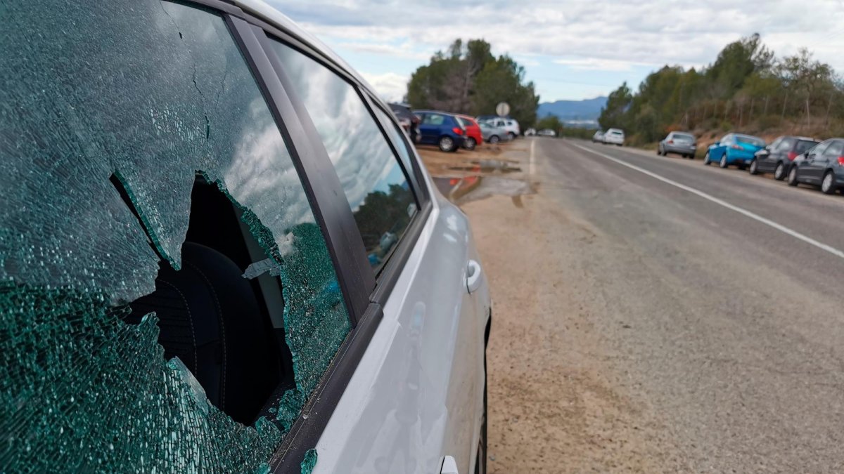 Vehículo aparcado en paralelo a la carrera de acceso.