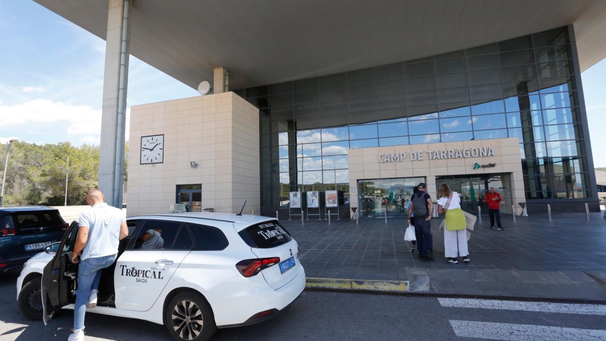 El trayecto en taxi desde la estación del Camp a Tarragona puede llegar a costar 48 euros.