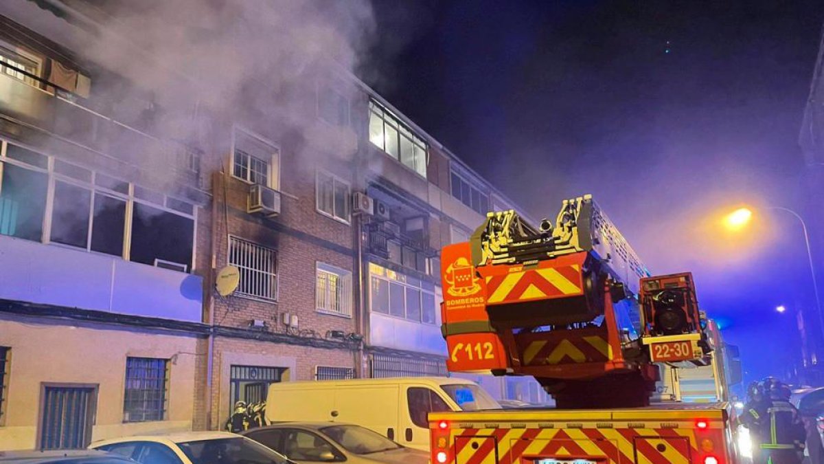 Efectivos de emergencias trabajan en el incendio.