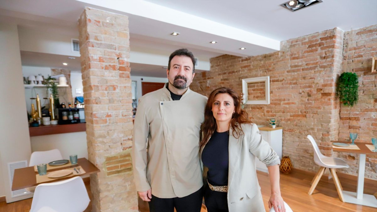 Guillermo Burriel y Azucena Canalejo regentan el restaurante.