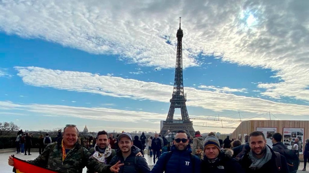 Antonio Naranjo, izquierda, en París en la última final con otros aficionados tarraconenses.